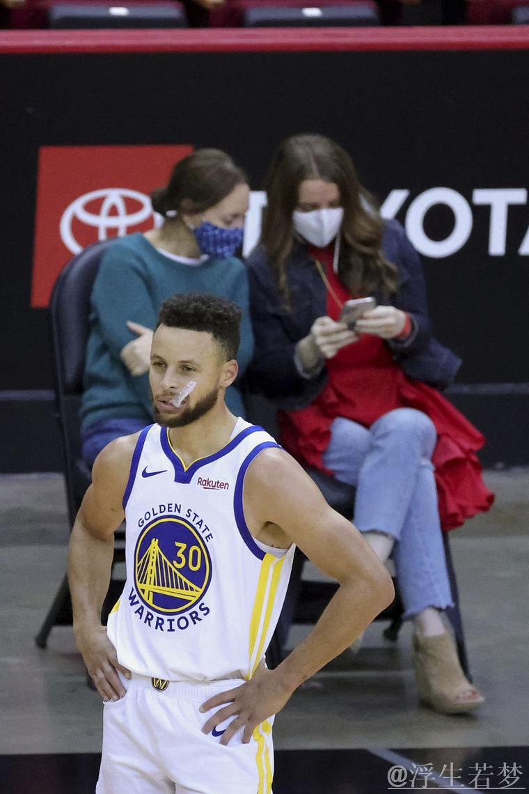 库里本赛季出战勇士9胜8负,缺席球队4胜5负 库里本赛季出战勇士9胜8负,缺席球队4胜5负